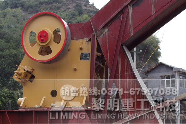 鵝卵石制砂機加工石料現場